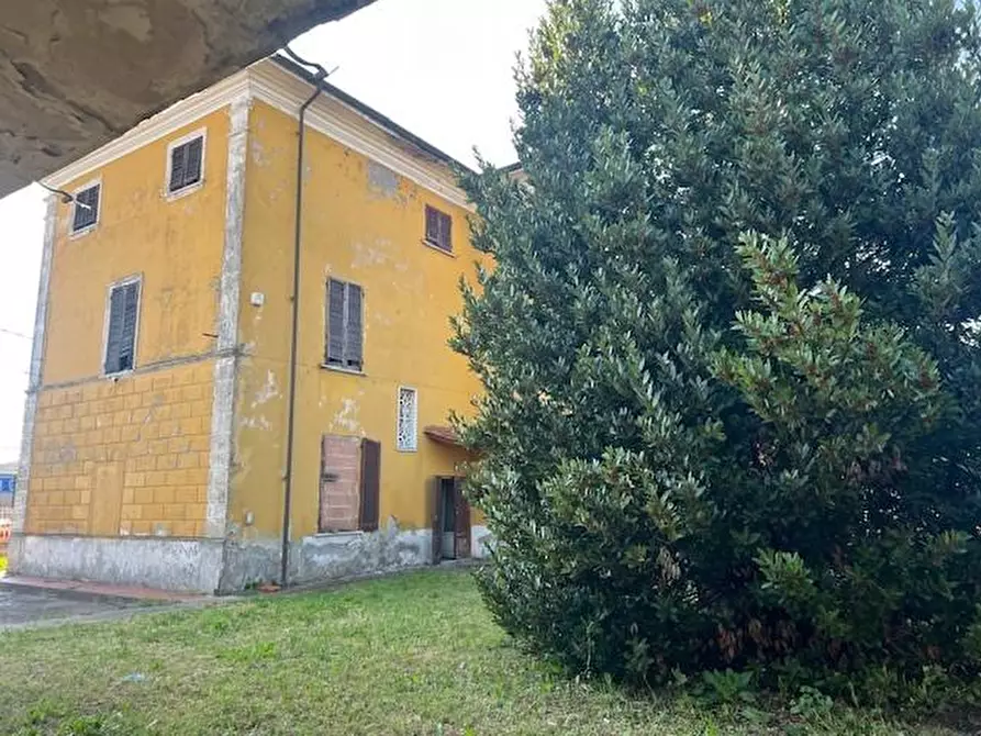 Immagine 1 di Villetta a schiera in vendita  a Massa