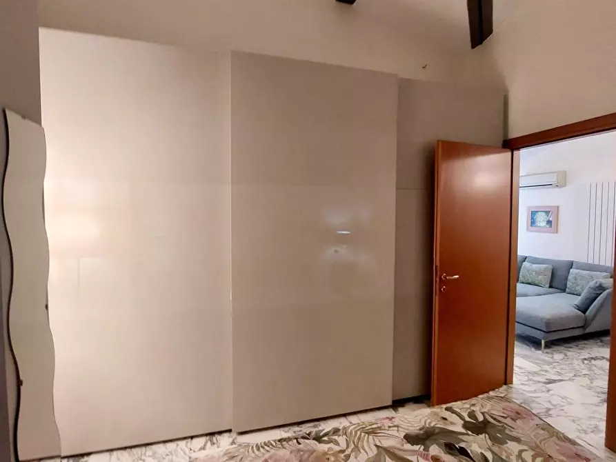 Immagine 11 di Mansarda in vendita  a Viareggio