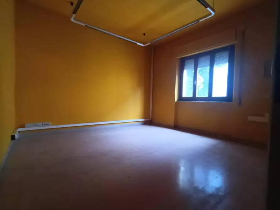 Immagine 7 di Ufficio in affitto  a Lucca