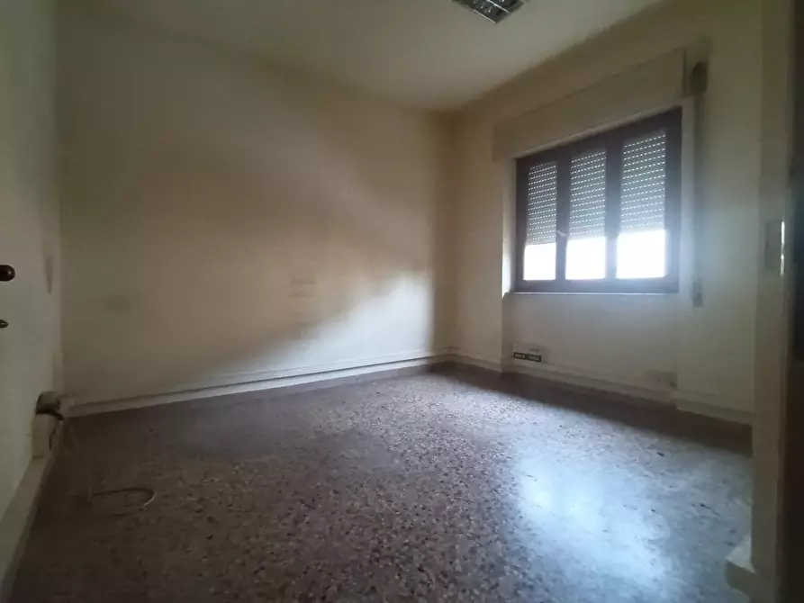 Immagine 2 di Ufficio in affitto  a Lucca