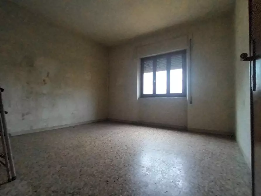 Immagine 10 di Ufficio in affitto  a Lucca