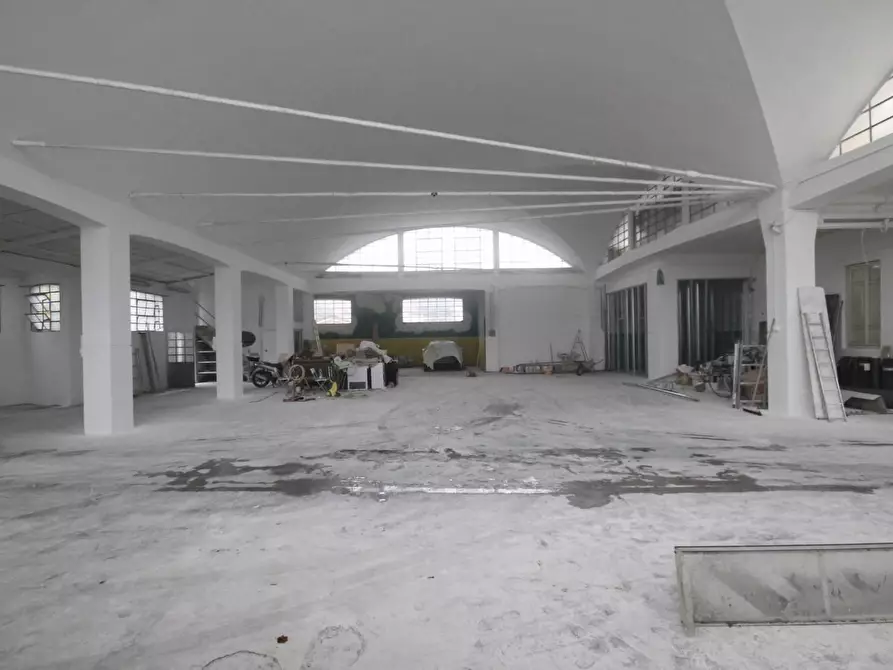 Immagine 1 di Attività artigianale in affitto  a Lucca