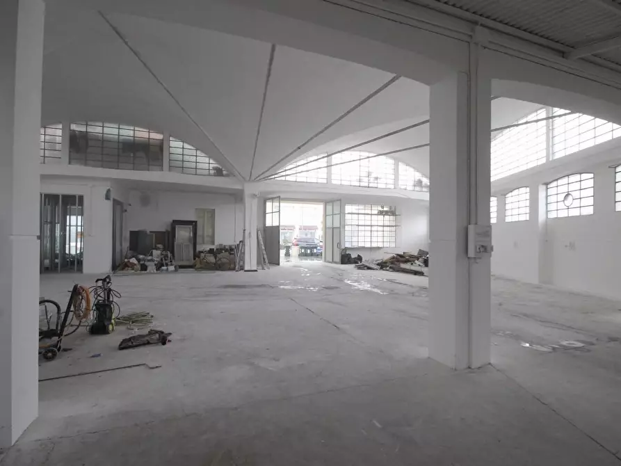 Immagine 6 di Attività artigianale in affitto  a Lucca