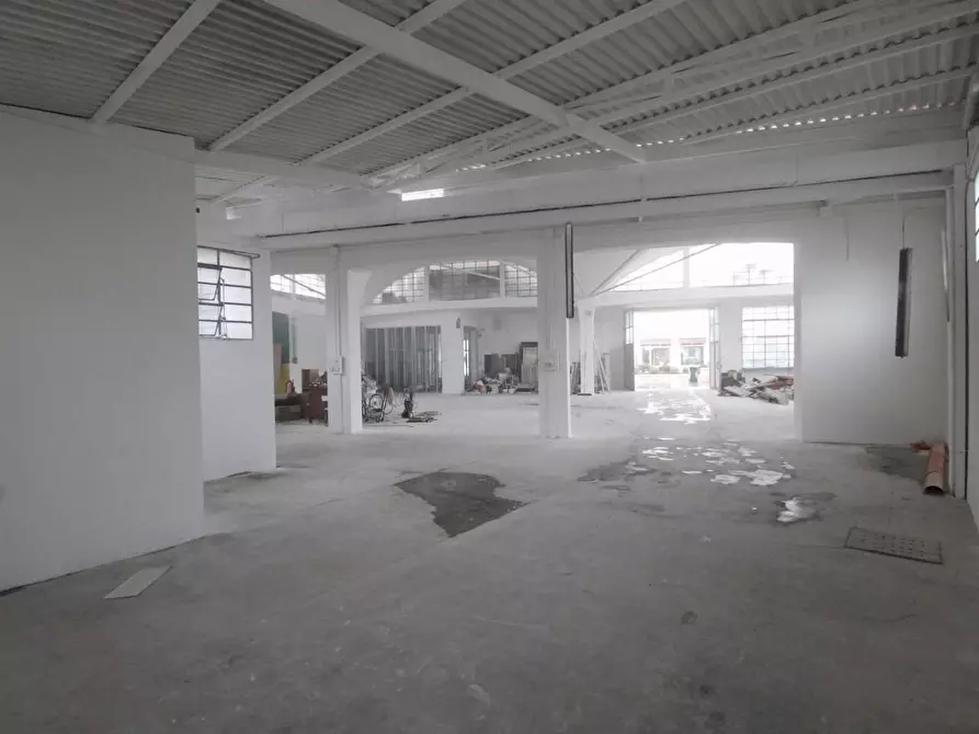 Immagine 5 di Attività artigianale in affitto  a Lucca