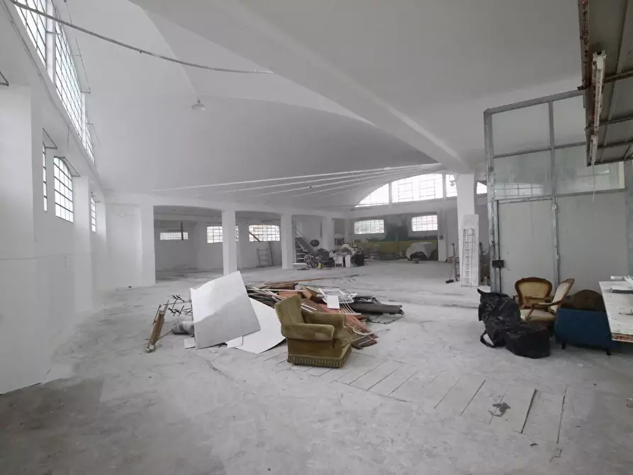 Immagine 3 di Attività artigianale in affitto  a Lucca