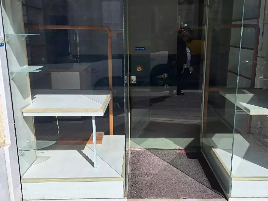 Immagine 4 di Locale commerciale in affitto  a Livorno