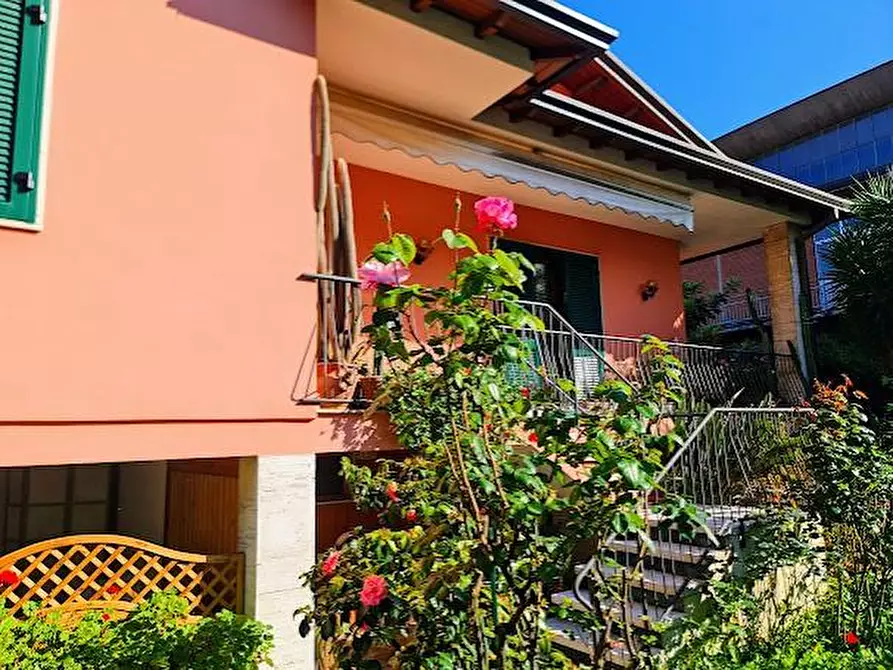 Immagine 31 di Villa in vendita  a Carrara