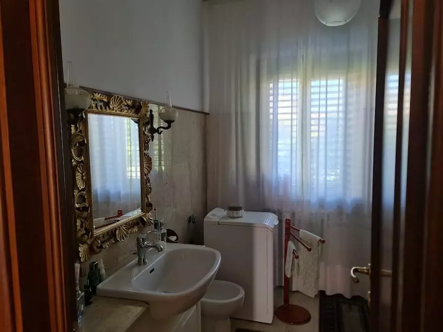 Immagine 15 di Villa in vendita  a Carrara