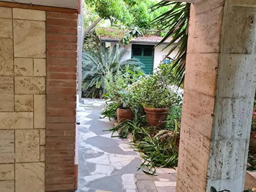 Immagine 64 di Villa in vendita  a Carrara