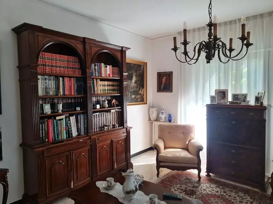 Immagine 3 di Villa in vendita  a Carrara
