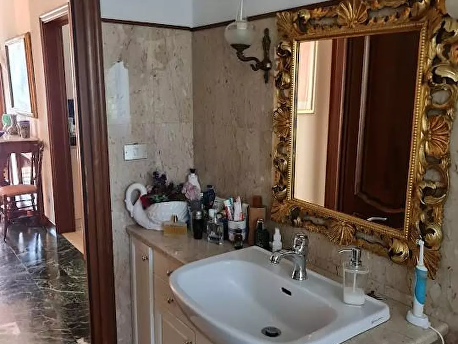 Immagine 16 di Villa in vendita  a Carrara