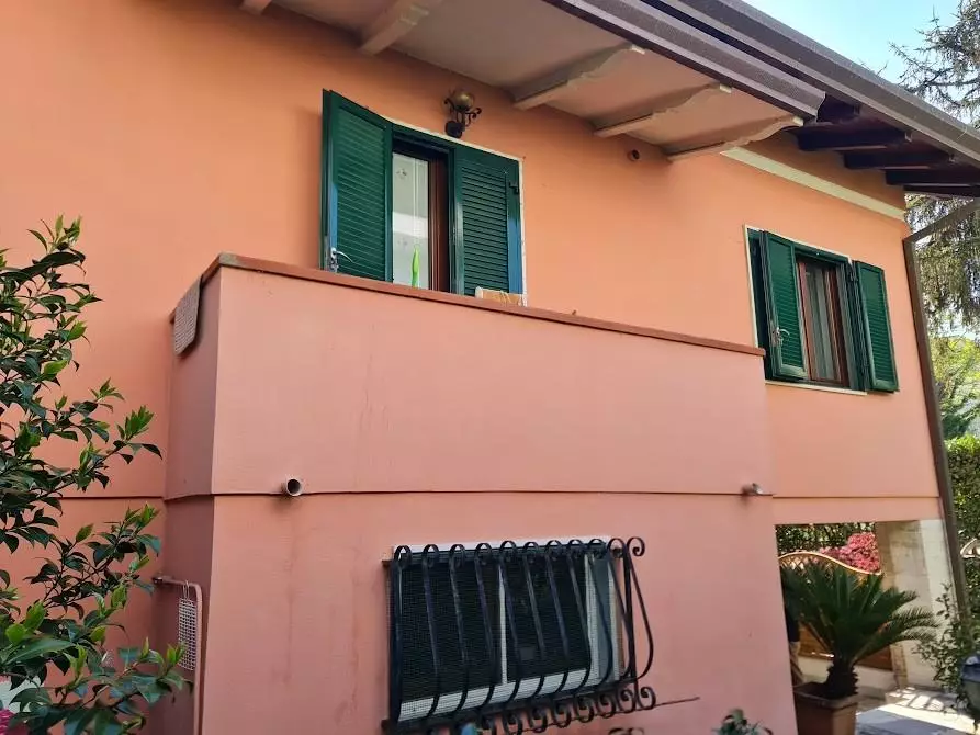 Immagine 2 di Villa in vendita  a Carrara