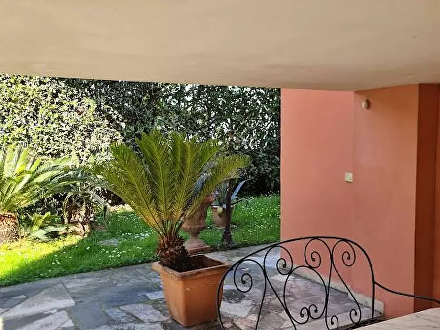 Immagine 56 di Villa in vendita  a Carrara
