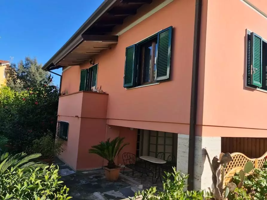 Immagine 32 di Villa in vendita  a Carrara