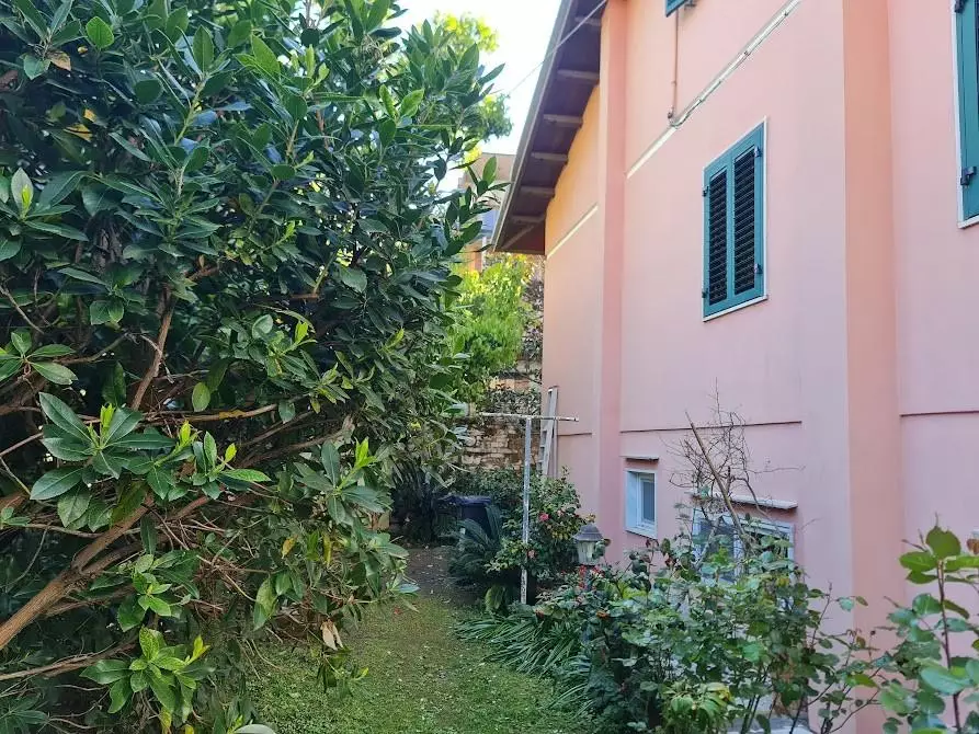 Immagine 40 di Villa in vendita  a Carrara