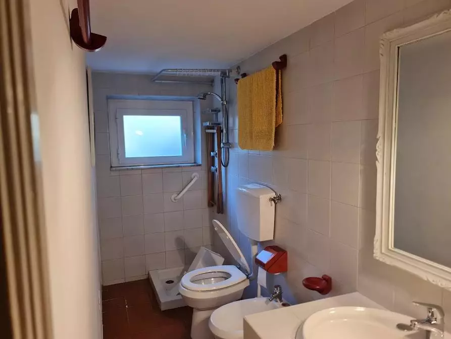 Immagine 44 di Villa in vendita  a Carrara