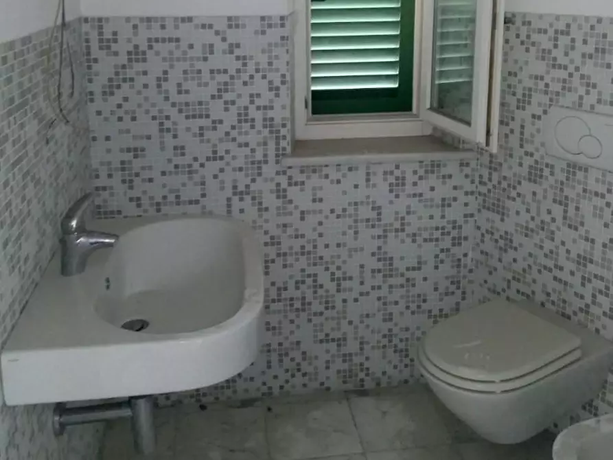 Immagine 20 di Casa trifamiliare in vendita  a Carrara