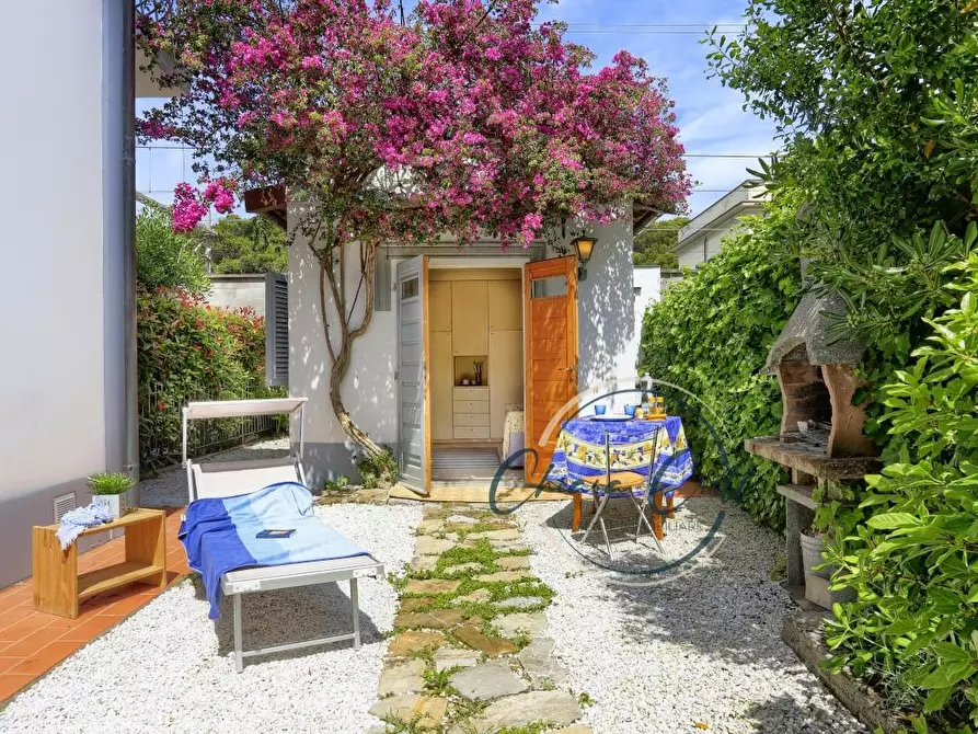 Immagine 1 di Casa bifamiliare in vendita  a Livorno