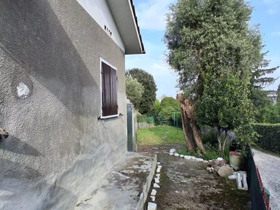 Immagine 4 di Garage in vendita  a Lucca