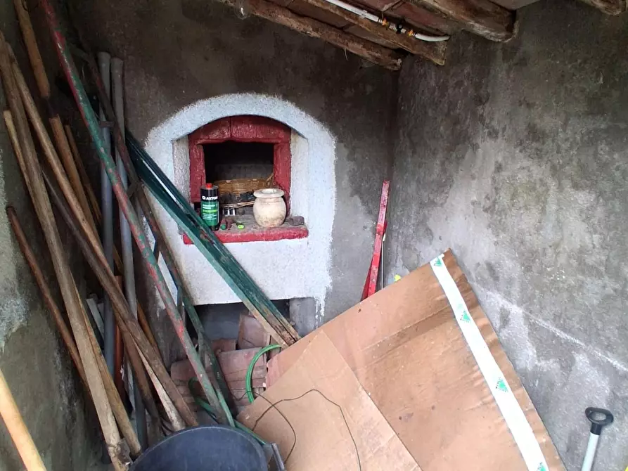 Immagine 3 di Garage in vendita  a Lucca