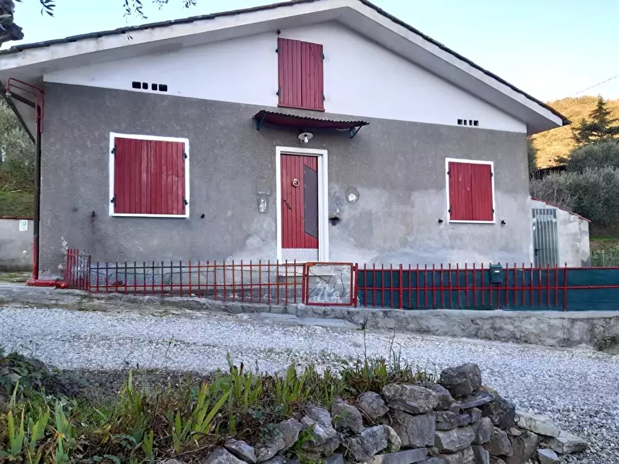 Immagine 1 di Garage in vendita  a Lucca