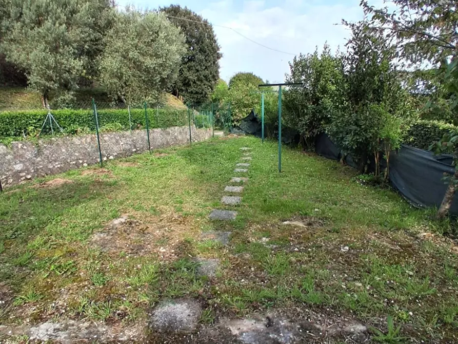 Immagine 2 di Garage in vendita  a Lucca