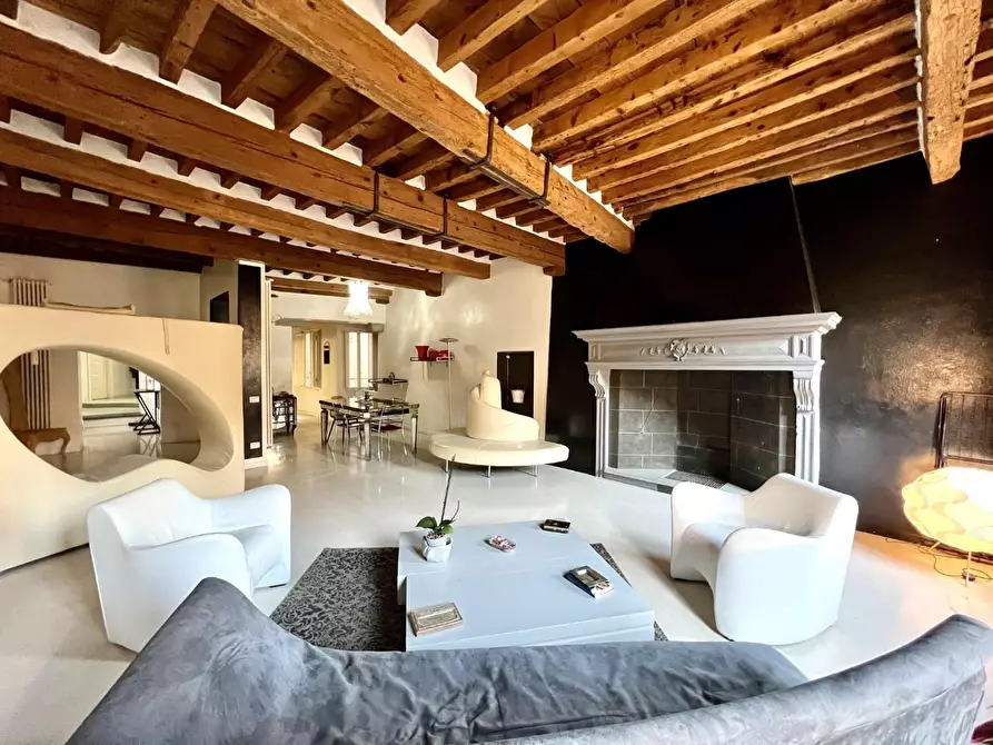 Immagine 5 di Appartamento in vendita  a Lucca