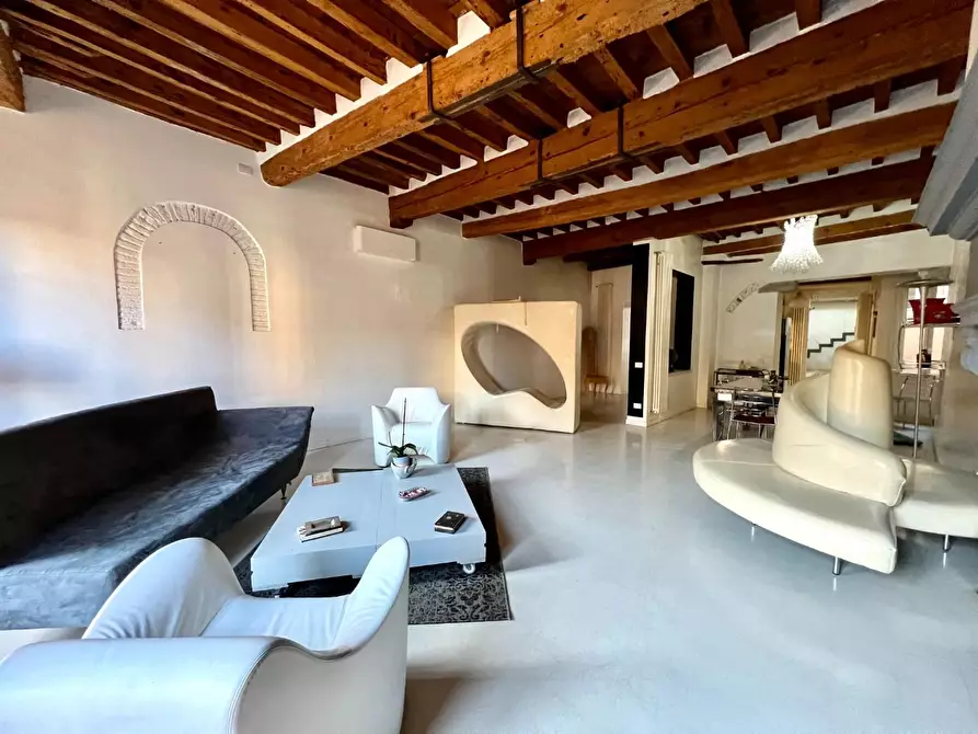 Immagine 3 di Appartamento in vendita  a Lucca