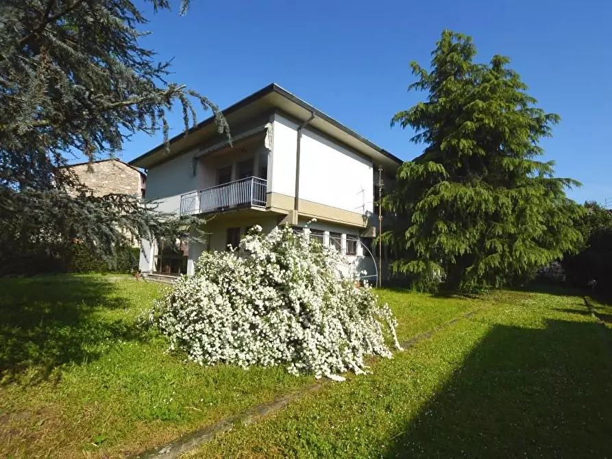 Immagine 2 di Villa in vendita  a Lucca