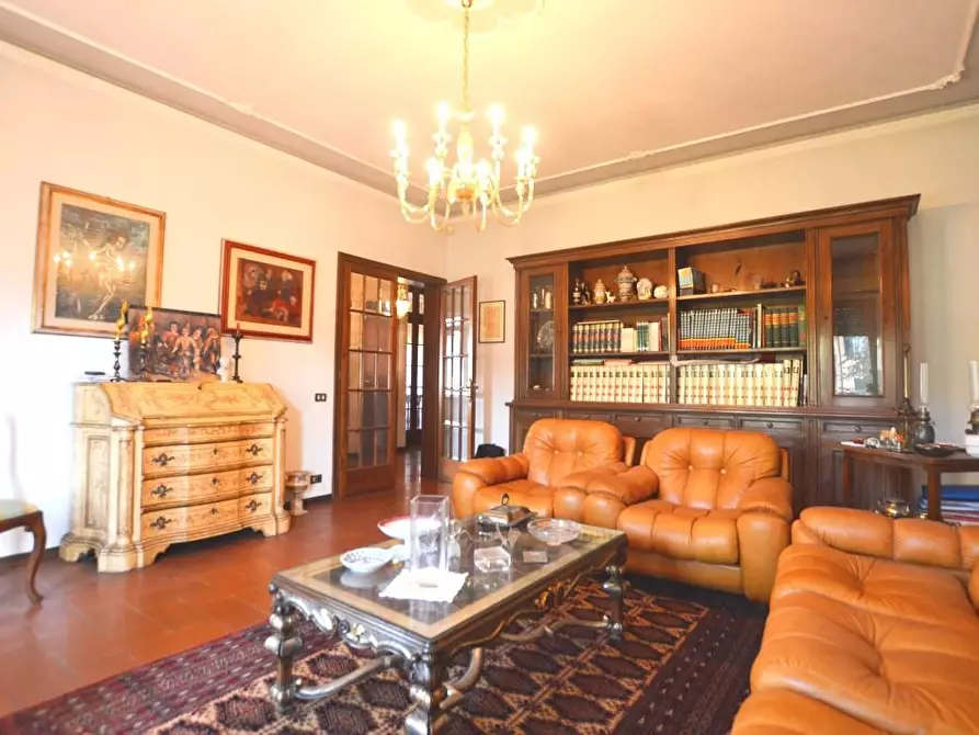 Immagine 6 di Villa in vendita  a Lucca