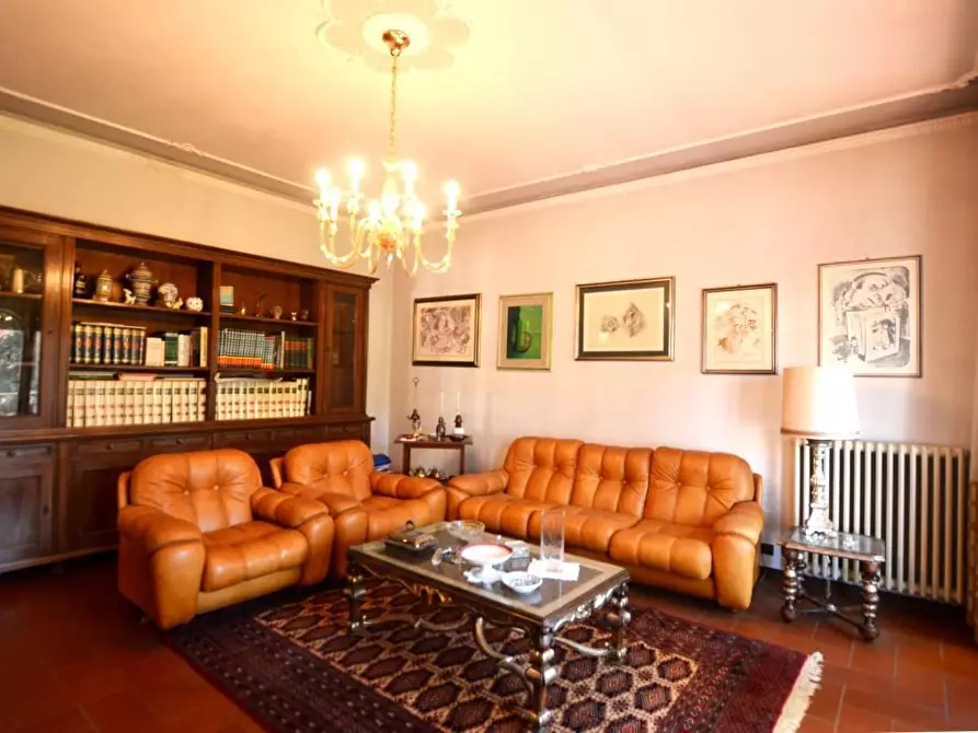 Immagine 5 di Villa in vendita  a Lucca