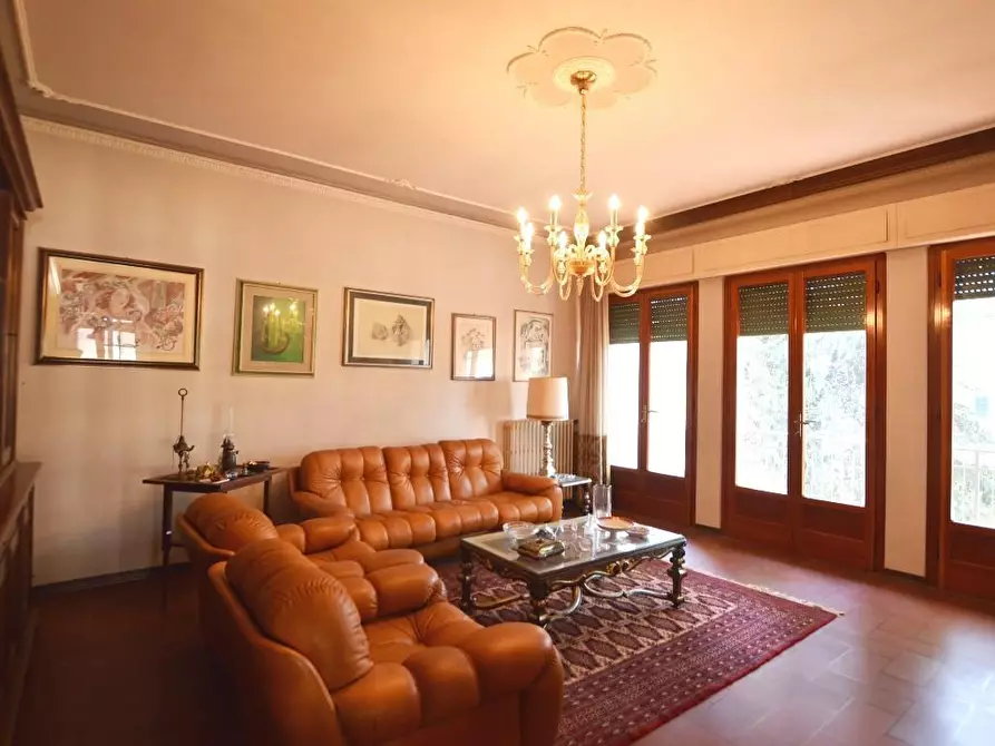 Immagine 3 di Villa in vendita  a Lucca