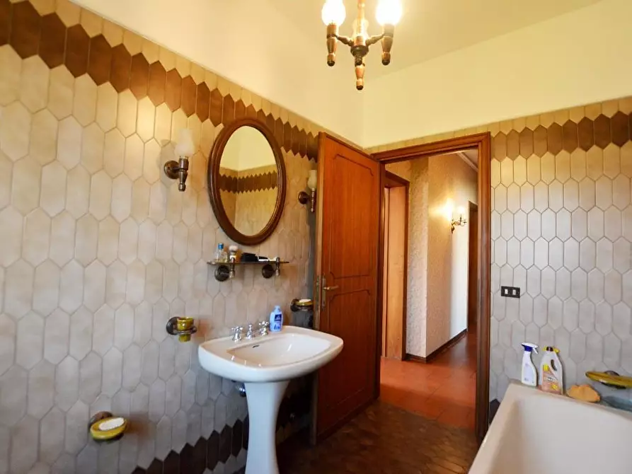 Immagine 12 di Villa in vendita  a Lucca