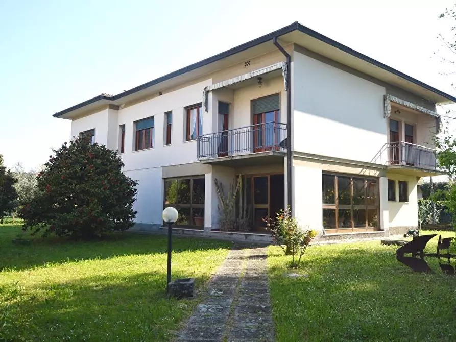 Immagine 1 di Villa in vendita  a Lucca