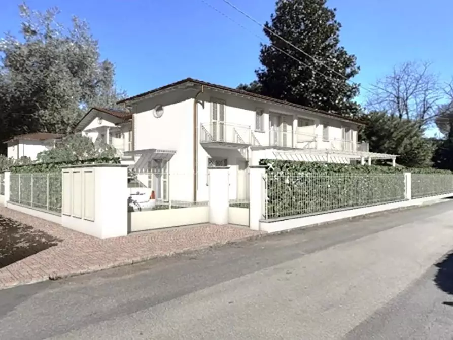 Immagine 1 di Villetta a schiera in vendita  a Montignoso