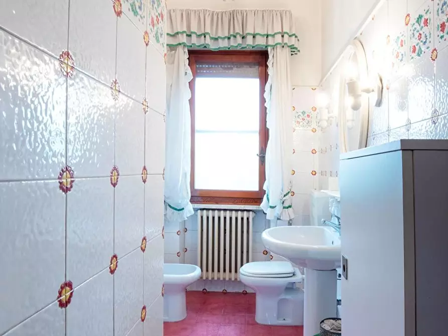 Immagine 12 di Villa in vendita  a Lucca