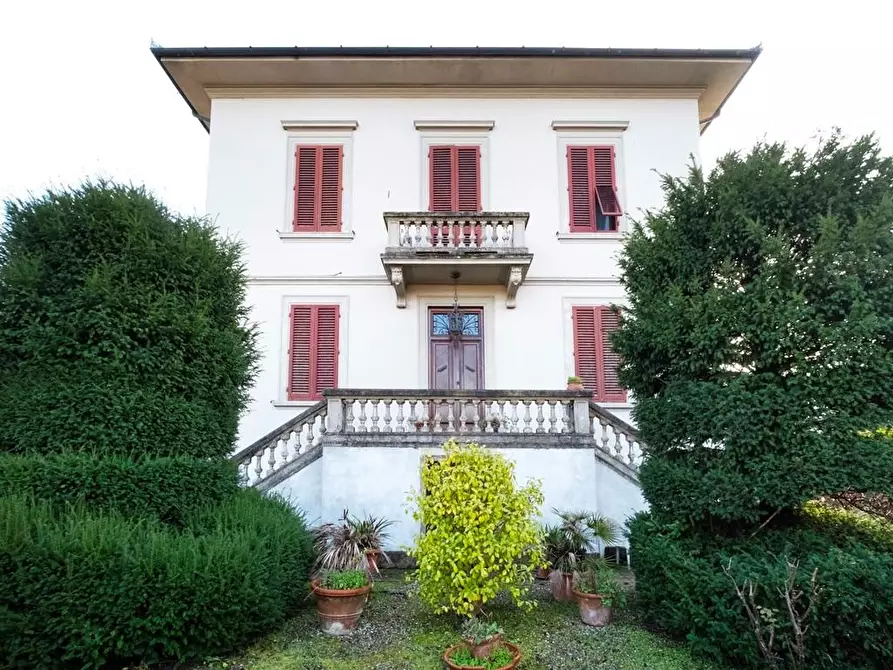Immagine 1 di Villa in vendita  a Lucca
