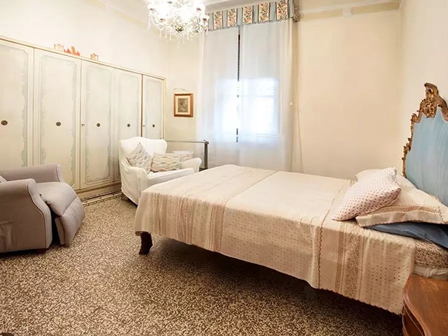 Immagine 13 di Villa in vendita  a Lucca