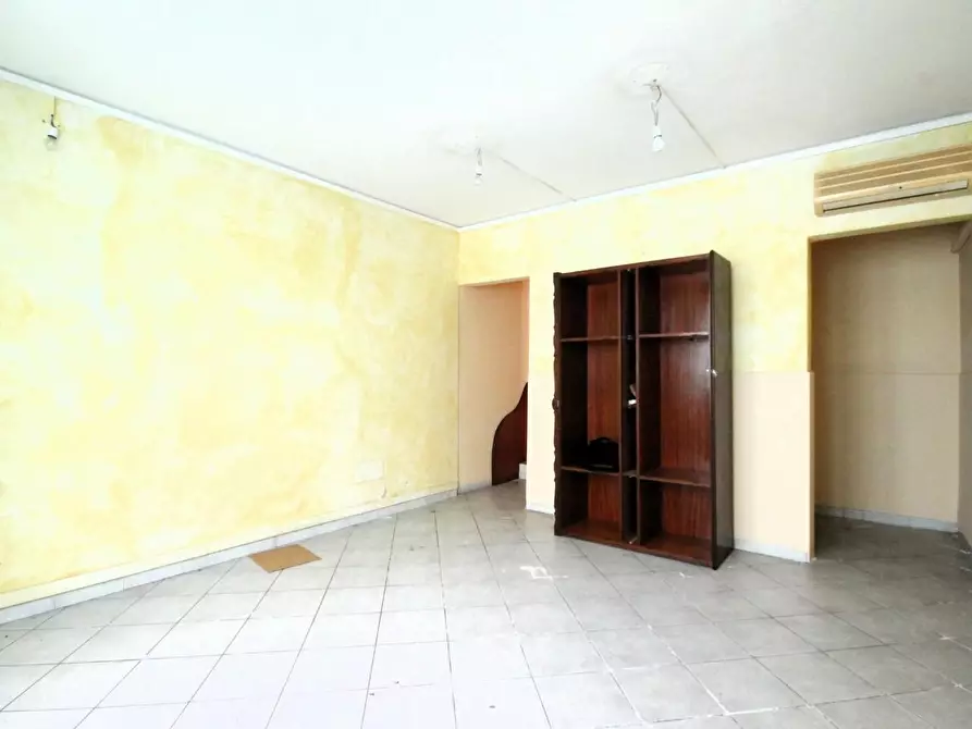 Immagine 3 di Locale commerciale in affitto  a Capannori