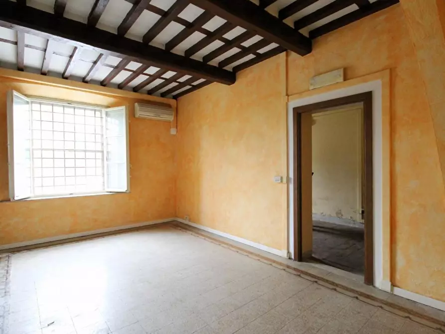 Immagine 8 di Locale commerciale in affitto  a Capannori