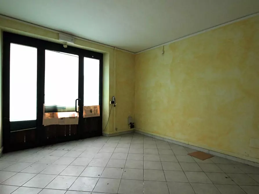 Immagine 4 di Locale commerciale in affitto  a Capannori