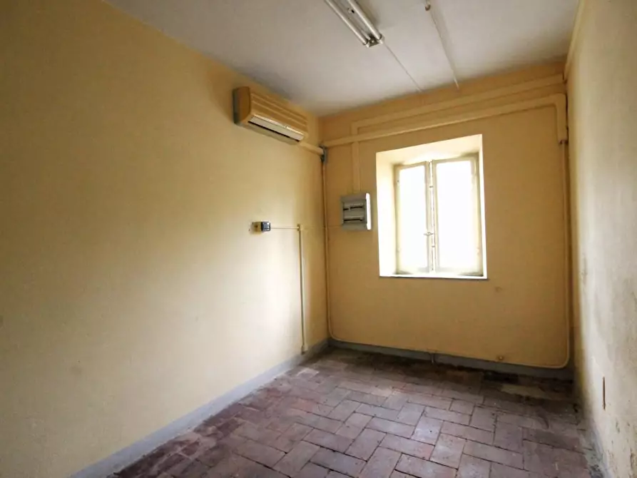 Immagine 5 di Locale commerciale in affitto  a Capannori
