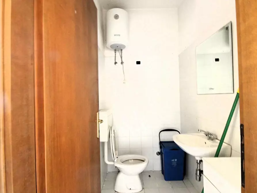 Immagine 10 di Locale commerciale in affitto  a Capannori