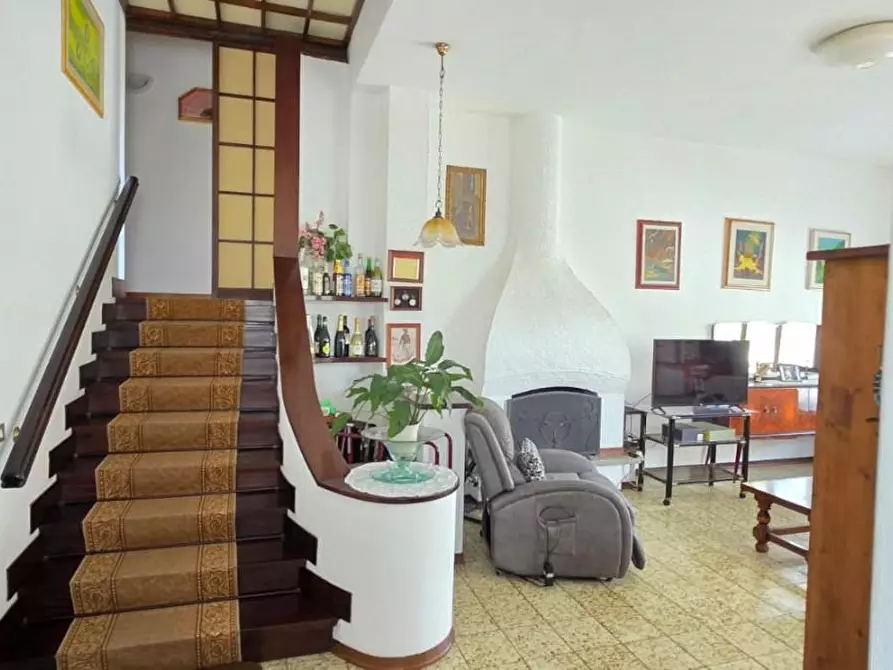 Immagine 3 di Villa in vendita  a Viareggio