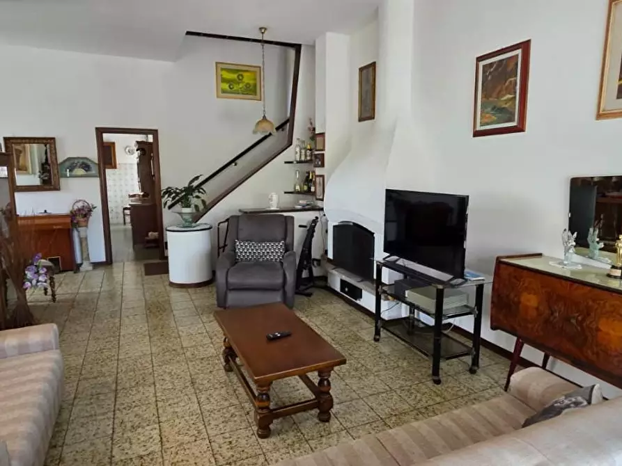 Immagine 4 di Villa in vendita  a Viareggio