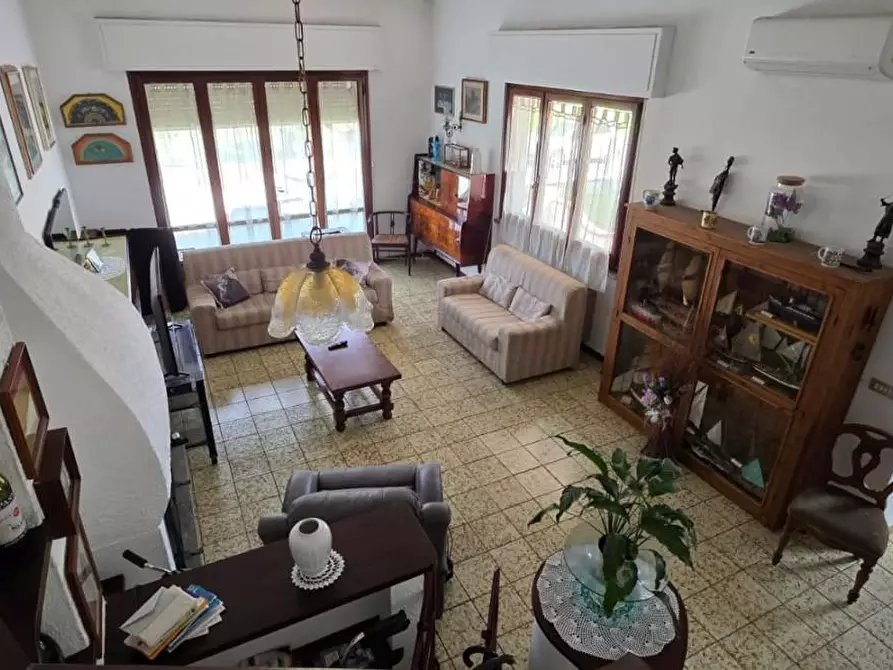 Immagine 2 di Villa in vendita  a Viareggio