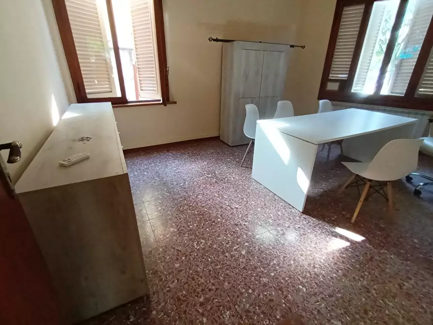 Immagine 10 di Ufficio in affitto  a Lucca
