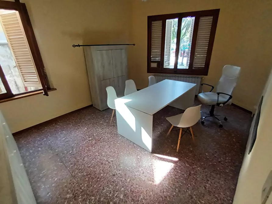 Immagine 22 di Ufficio in affitto  a Lucca