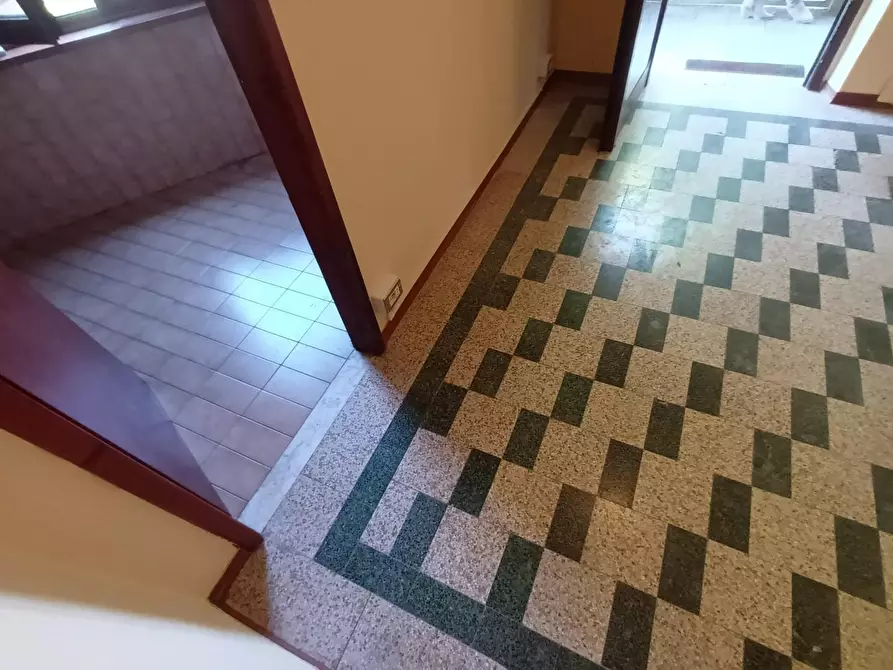 Immagine 11 di Ufficio in affitto  a Lucca