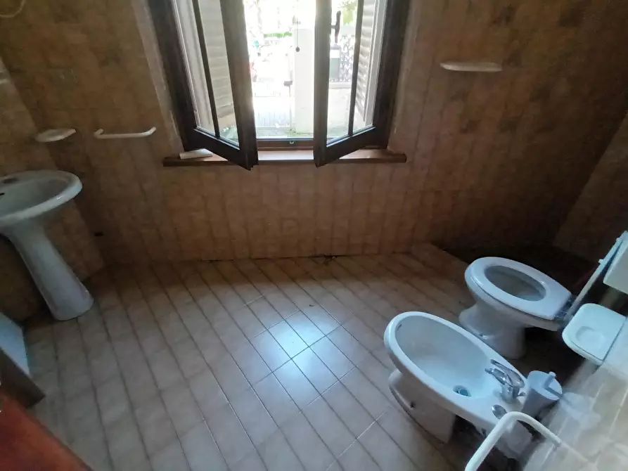 Immagine 20 di Ufficio in affitto  a Lucca